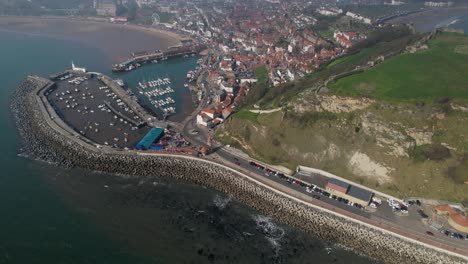 Luftaufnahme-über-Dem-Malerischen-Hafen-Von-Scarborough,-Dem-Wellenbrecher-Des-Englischen-Hafens