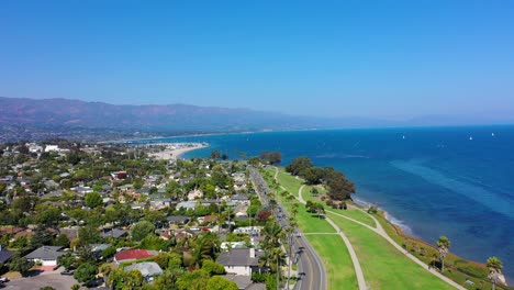 Santa-Barbara,-Kalifornien,-Mit-Blick-Auf-Den-Pazifischen-Ozean-Und-Vielen-Schönen-Häusern-In-Der-Nähe-Eines-Wunderschönen-Parks