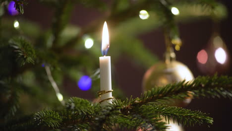 Festlicher-Weihnachtsbaum-Mit-Kerze-Und-Ornamenten-In-Der-Nacht,-Nahaufnahme