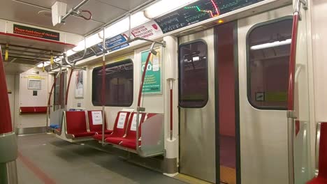 Die-Tür-öffnet-Und-Schließt-Sich-Zu-Einem-Leeren-TTC-U-Bahn-Wagen-Während-Der-Hauptverkehrszeit-Am-Montagmorgen,-Dem-4.-Januar-2021,-In-Toronto