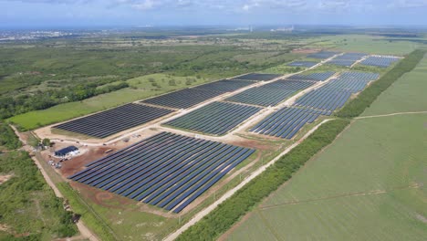 Luftpanoramablick-über-Den-Photovoltaikpark-In-El-Soco,-San-Pedro-De-Macoris