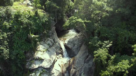 Atemberaubende-Landschaft-Der-Yelapa-Wasserfälle-In-Tiefen-Waldbergen-In-Jalisco,-Mexiko