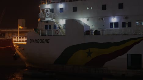 Vorbei-An-Einem-Senegalesischen-Schiff-Bei-Nachtansicht,-Autonomer-Hafen-Von-Dakar---Port-Autonome-De-Dakar