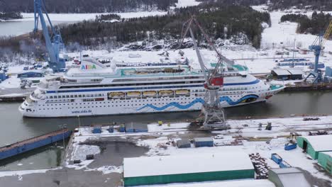 Cruise-vessel-AidaVita-manoeuvring-alongside-at-Turku-BRLT-repair-yard-assisted-by-Alfons-HÃ¥kans'-tug-boat-Dunker