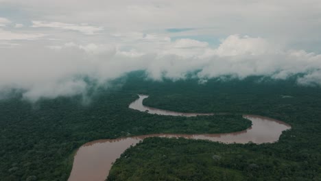 Vista-Aérea-De-Drones-De-Un-Río-Angosto-En-Un-Denso-Matorral-En-Ecuador