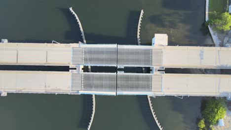 Luftbildaufnahme-Einer-Zugbrücke,-Die-Sich-öffnet