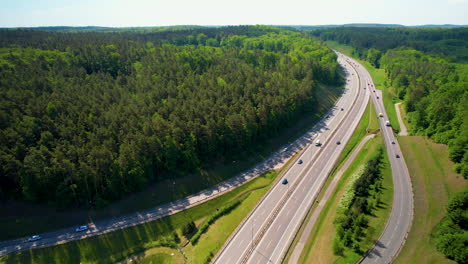 Vehículos-Que-Circulan-Por-Una-Autopista-Y-Una-Autopista-Pasando-Por-Un-Bosque-Verde-En-Gdynia,-Polonia