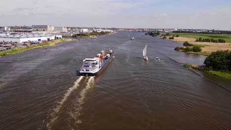 Vogelperspektive-Auf-Ein-Frachtschiff,-Das-Intermodale-Container-Im-Fluss-Oude-Maas-In-Den-Niederlanden-Transportiert