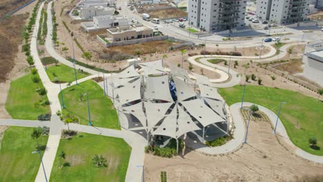 Toma-Aérea-Del-Parque-Infantil-En-El-Nuevo-Barrio-De-Netivot,-Israel
