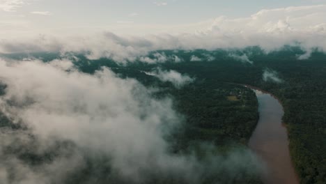 Luftaufnahme-Der-Wolken,-Die-Den-Amazonas-Dschungel-Von-Ecuador-Bedecken