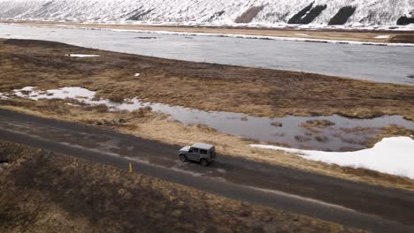 Conducción-De-Automóviles-Grises-En-Islandia-Junto-A-Un-Río