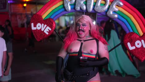 Ein-Schwenk-Eines-Mannes-In-Mädchenkleidung,-Der-An-Der-LGBT-Pride-Parade-In-Monterrey-Teilnimmt