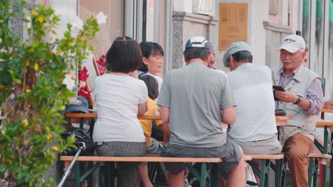 Asiatische-Reisegruppe-Im-Bayerischen-Biergarten