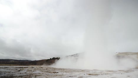 Erupción-Del-Géiser-Strokkur-En-El-Sur-De-Islandia