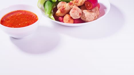 Gebratene-Fleischbällchen-Und-Dip-Sauce-Auf-Weißem-Hintergrund