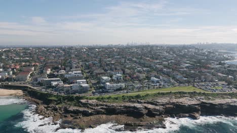 Grundstücke-Und-Nachbarschaftshäuser-Am-Wasser-Im-östlichen-Vorort-Von-Sydney-Am-Strand-Von-Maroubra
