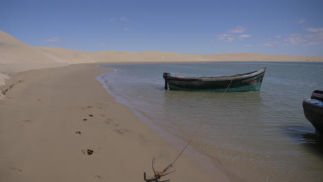 Barco-De-Pescadores-Anclado-En-La-Laguna-De-Nayla-En-Marruecos.