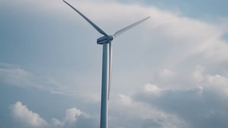 Eine-Nahaufnahme-Der-Windkraftanlage,-Die-Langsam-Ihre-Rotorblätter-Dreht