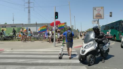 Una-Imagen-En-Movimiento-De-Miles-De-Personas-Llenó-Las-Calles-De-La-Ciudad-De-Tel-Aviv-Para-El-Desfile-Anual-LGBT.