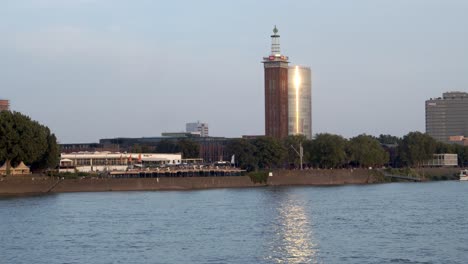 Köln,-Nordrhein-westfalen,-Deutschland,-Ca.-2019:-Hohezollernbrücke-In-Der-Nähe-Des-Doms,-Ikonische-Gebäude,-Pendeln-In-Der-Nähe-Des-Zugpasses-Und-Einige-Ecken-Der-Stadt