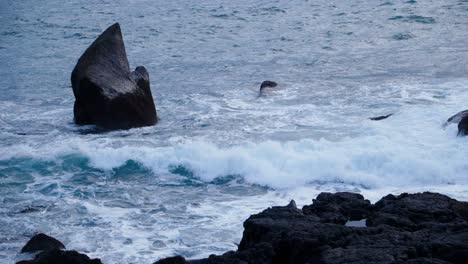 Welle-Stürzt-Auf-Abgelegene-Vulkanische-Basaltküste-Auf-Einer-Insel-Im-Atlantischen-Ozean