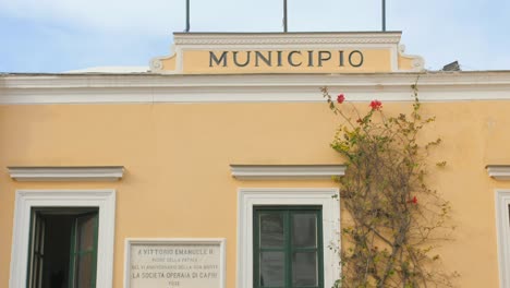 Tilt-down-shot-of-a-Town-hall-facade-in-Capri,-Italy-at-daytime