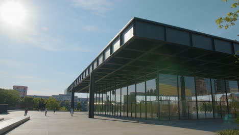 Vista-Exterior-De-La-Nueva-Galería-Nacional-De-Berlín-Con-Un-Skater-En-La-Terraza.