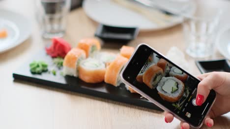 taking-pictures-of-sushi-on-the-phonefish