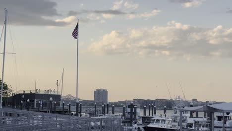 Amerikanische-Flagge-Weht-Im-Wind-Bei-Sonnenuntergang-Im-Hafen-Von-Boston