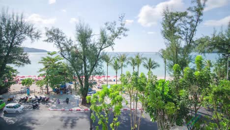 Zeitrafferansicht-Des-Strandes-Von-Patong-Im-Sommerurlaub-Tagsüber-Mit-Bäumen,-Während-Thailand-Das-Land-Wiedereröffnet