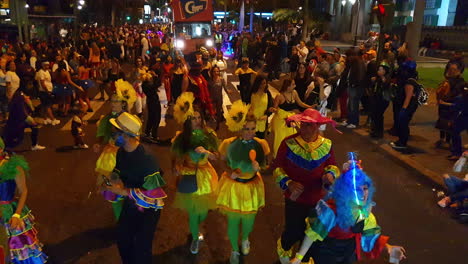Gente-Disfrazada-Bailando-Y-Divirtiéndose-En-El-Carnaval-De-Gran-Canaria,-Islas-Canarias,-España