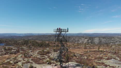 Aussichtsplattform-In-Der-Norwegischen-Naturlandschaft-Mit-Reisenden-Im-Sommer
