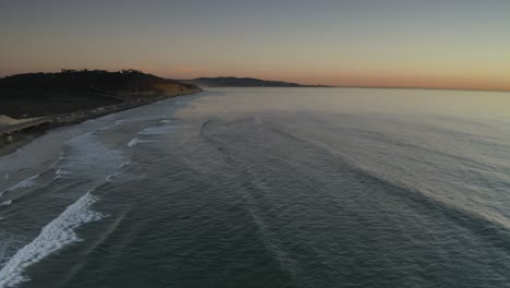 Luftflug-Bei-Sonnenuntergang-über-Dem-Beruhigenden-Strand-An-Der-Westküste-Von-San-Diego-In-Kalifornien