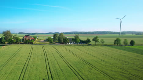 Ruhiger-Bauernhof-Mit-Windmühlen,-Die-Strom-Produzieren.-Drohne