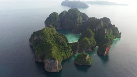Luftaufnahme-Der-Berühmten-Tropischen-Maya-Bucht,-Phi-Phi-Inseln,-Thailand