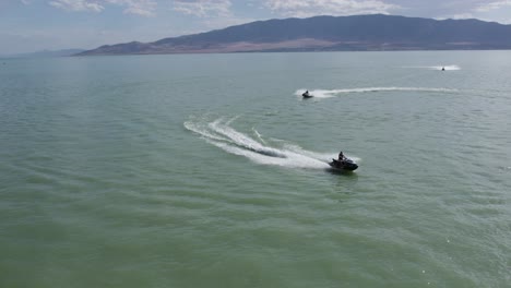 Kreisförmige-Drohnenaufnahmen-Von-Sea-Doo-Jetski-Am-Utah-Lake