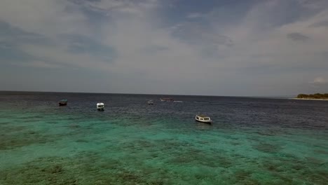Touristen-In-Einem-Butterweichen-Schnorchelboot,-Flug-Aus-Der-Luft-Fliegen-Vorwärts,-Drohnenaufnahmen-Vom-Strand-Von-Gili-Trawangan,-Bali,-Lombok,-Indonesien,-2017