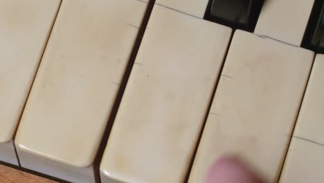 Drücken-Sie-Die-Finger-Hinein-Und-Spielen-Sie-Einen-Akkord-Auf-Einem-Klavier