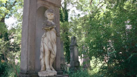 Estatua-De-Piedra-Como-Lápida-Decorada-En-El-Cementerio-De-Munich