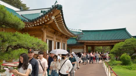 Eine-Lange-Menschenmenge-Wartete-Darauf,-Die-Residenz-Des-Präsidenten-Im-Traditionellen-Koreanischen-Hanok-Stil-Zu-Sehen,-Nachdem-Das-Blaue-Haus-Cheong-Wa-Dae-Vollständig-Für-Die-Öffentlichkeit-Geöffnet-Wurde