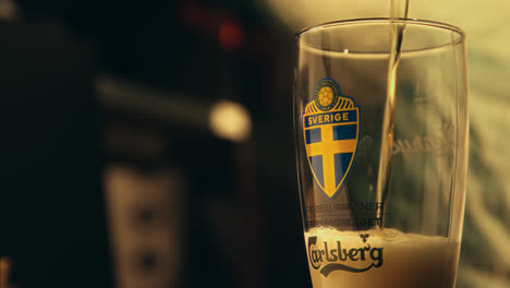 Ein-Bier-In-Ein-Glas-Gießen