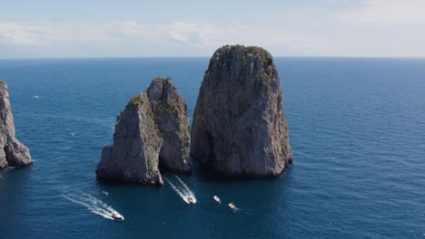 Vergnügungsboote-Erkunden-Dramatische-Felsformationen,-Capri