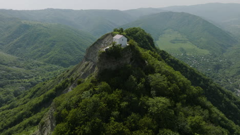 Little-house-in-Georgian-scenery,-hidden-from-the-world-in-wild-nature
