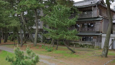Pinos-Y-Antiguos-Hoteles-Ryokan-Japoneses-En-Futaminoura-Y-Meoto-Iwa