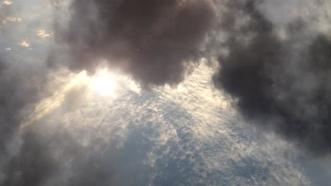 Atmósfera,-El-Sol-Brillando-Entre-Las-Nubes-En-El-Cielo