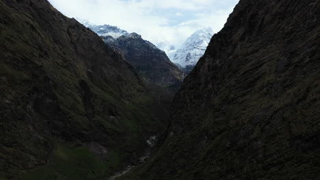 Disparo-De-Drone-Giratorio-Del-Valle-Dentro-De-Las-Montañas-De-Annapurna,-Nepal