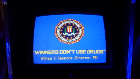 Los-Ganadores-No-Usan-Drogas-Pantalla-De-Advertencia-Del-FBI-En-Una-Máquina-Arcade-Retro