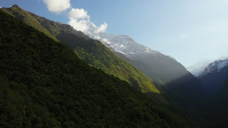 Epische-Luftdrohnenaufnahme-Der-Sonne,-Die-Auf-Die-Annapurna-Berge-In-Nepal-Scheint