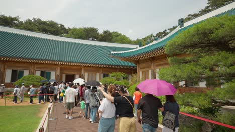 Groups-of-People-sightseeing-at-Presidential-Residence-of-Cheong-Wa-Dae-Blue-House-in-summer