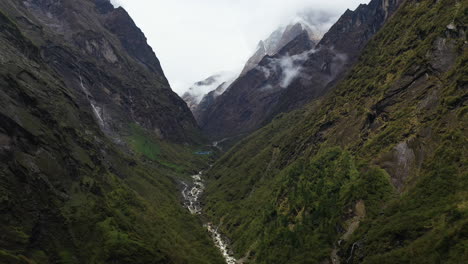 Toma-Aérea-De-Un-Dron-De-Un-Valle-Dentro-De-Las-Montañas-De-Annapurna,-Nepal